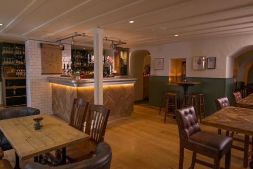 ein Restaurant mit Holztischen und -stühlen und einer Bar in der Unterkunft Judge's Lodging in York