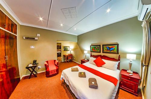 a bedroom with a large bed in a room at Amper Bo Guest House in Pretoria