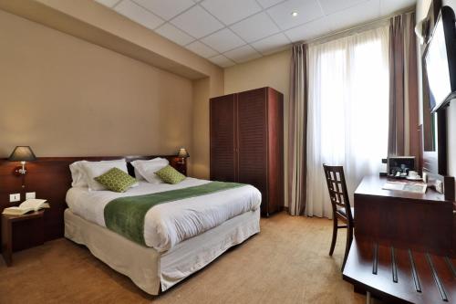 Een bed of bedden in een kamer bij Hotel le Noailles Nice Gare