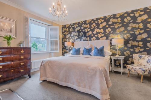 A bed or beds in a room at Haven Cottage 