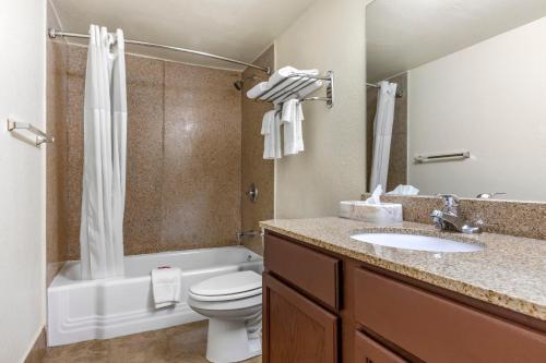 Et badeværelse på Rose City Inn & Suites