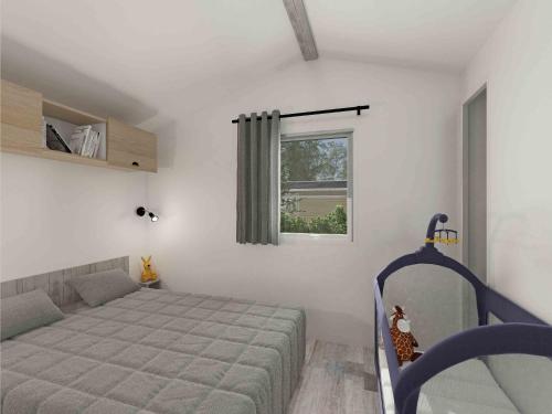 une chambre avec un lit et une fenêtre dans l'établissement Camping St Tro’Park **** - Maeva, à Saint-Trojan-les-Bains