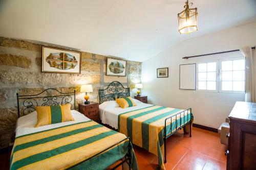 um quarto de hotel com duas camas e uma janela em Quinta Da Aldeia em Ponte de Lima