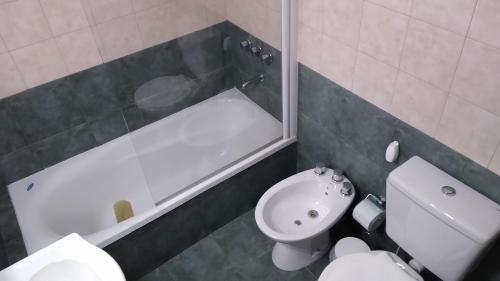 La salle de bains est pourvue d'un lavabo, de toilettes et d'une baignoire. dans l'établissement Altos de Soberana, à El Calafate