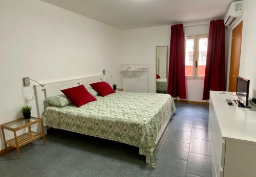 バーリにあるPisani Apartmentのベッドルーム1室(赤い枕2つ付きのベッド1台付)