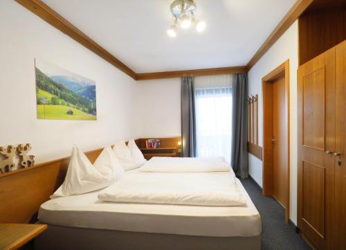 A bed or beds in a room at Pension Anni