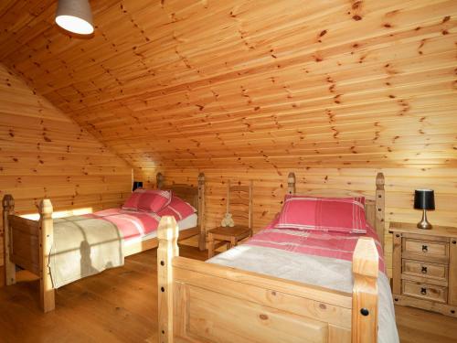 Ένα ή περισσότερα κρεβάτια σε δωμάτιο στο Allt Lodge