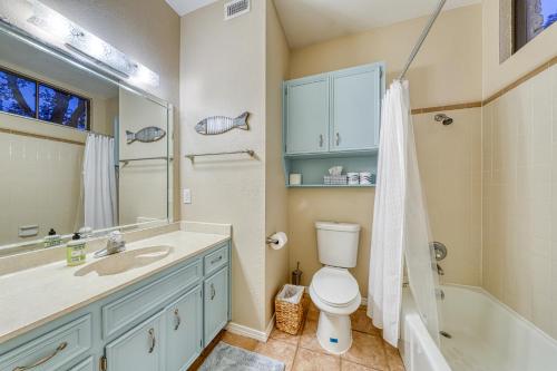 uma casa de banho com um lavatório, um WC e uma banheira em Villa Marie em Austin