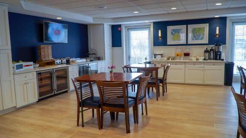 a kitchen with a table and chairs in a room at Circle Hotel Fairfield in Fairfield