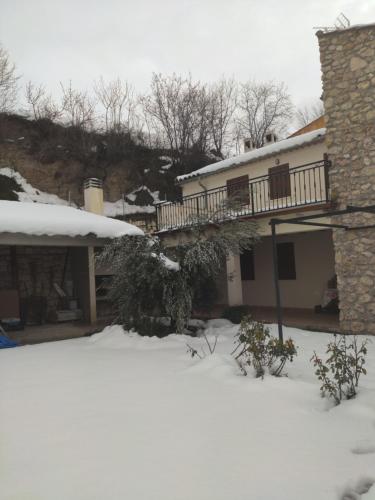 una casa con nieve delante en Casa Rural Casas Nuevas, en Nerpio