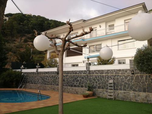 eine Villa mit einem Pool und einem Haus in der Unterkunft Feel at Lloret de mar in Lloret de Mar