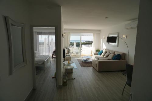 a living room with a couch and a table at Vila Gaivota 3G in Ferragudo