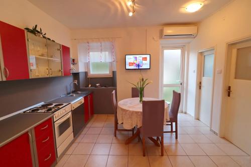 Η κουζίνα ή μικρή κουζίνα στο Seaside Apartment Franica