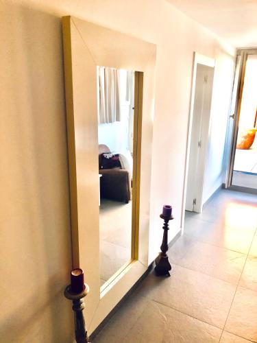 espejo grande en una habitación con dormitorio en Hab Doble Bano Privado Piso Compartido Ciudad Artes Ciencia, en Valencia