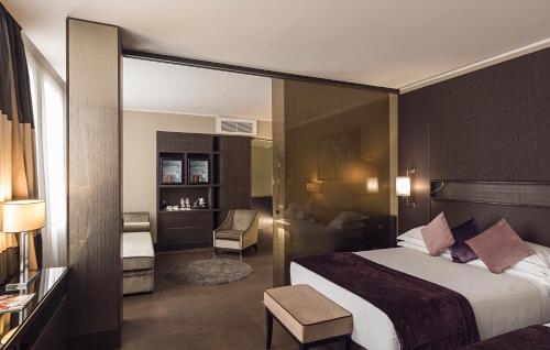une chambre d'hôtel avec un lit et une chaise dans l'établissement Rome Life Hotel, à Rome