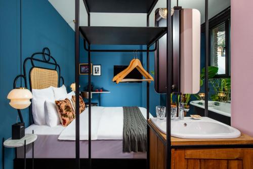 Postel nebo postele na pokoji v ubytování Communal Hotel Sololaki
