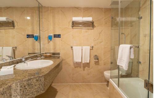 een badkamer met een wastafel, een toilet en een douche bij Blend Elphistone Resort Marsa Alam in Abu Dabab