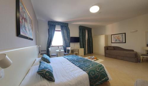 Hotel Centrale Spa & Relax tesisinde bir odada yatak veya yataklar