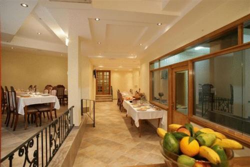 Zimmer mit einem Esszimmer mit einem Tisch und einer Obstschale in der Unterkunft Accommodation Marija 2 in Kotor