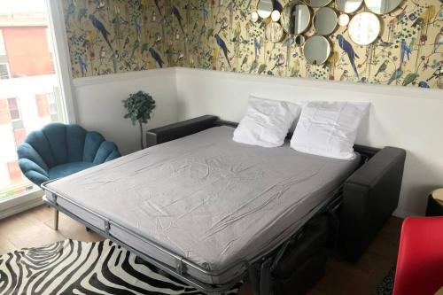 un lit avec deux oreillers dessus dans une chambre dans l'établissement FRATELLINI 3 Bedroom bright and design, à Saint-Ouen