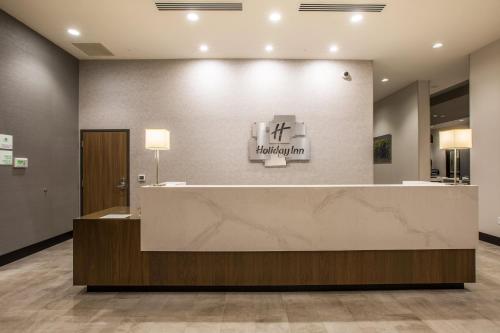 una hall con reception in un edificio di Holiday Inn Portland West - Hillsboro, an IHG hotel a Hillsboro