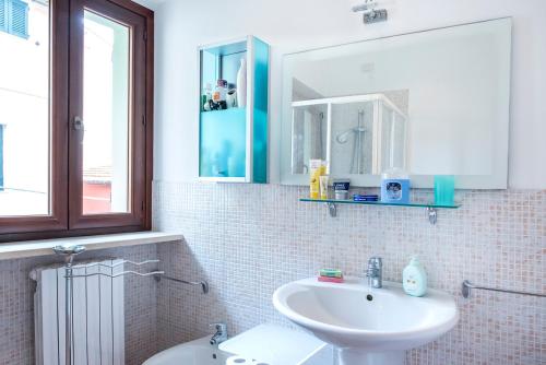 uma casa de banho com um lavatório e um espelho em N216 - Numana, cielo-terra nei vicoli a 200mt dal mare em Numana