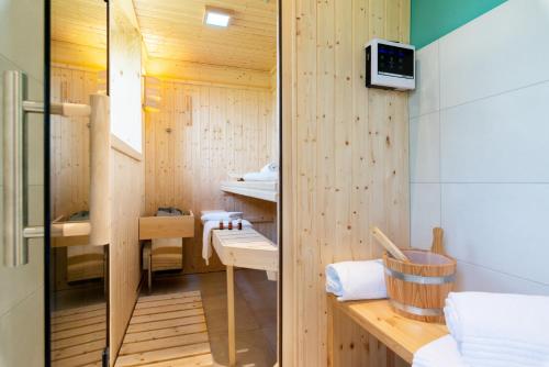 uma pequena casa de banho com paredes com painéis de madeira e uma sauna em Fehmarn Mein Urlaub em Fehmarn