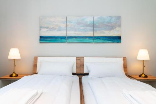 two beds in a room with two lamps at Fehmarn Mein Urlaub in Fehmarn