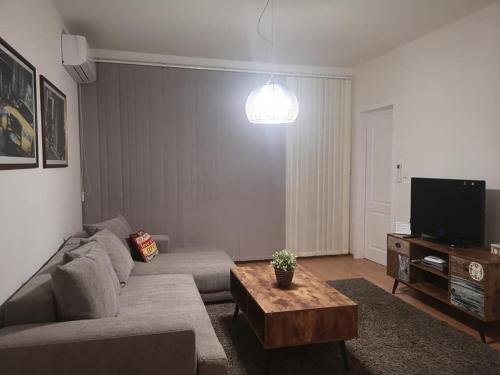 een woonkamer met een bank en een salontafel bij Sea Garden Apartment IDM in Varna
