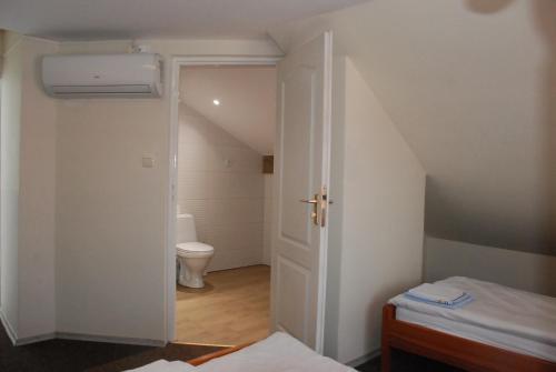 een kamer met een badkamer met een toilet en een deur bij Hotelik Manhatan in Radzyń Podlaski