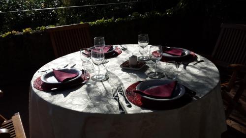 uma mesa com uma toalha de mesa branca e copos de vinho em Il Pezzatino em Rufina