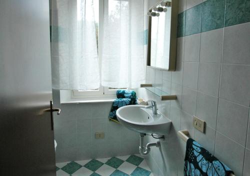a bathroom with a sink and a window at Sansone Sul Mare Appartamenti in Portoferraio