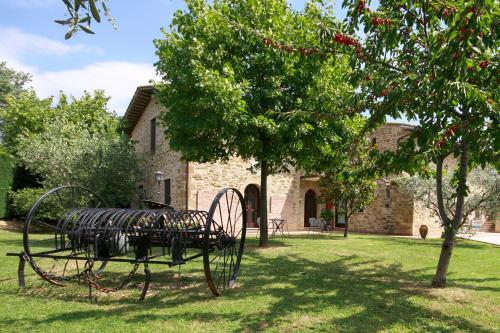 un parc avec une statue en face d'un bâtiment dans l'établissement Santa Maria Degli Ancillotti, à Petrignano