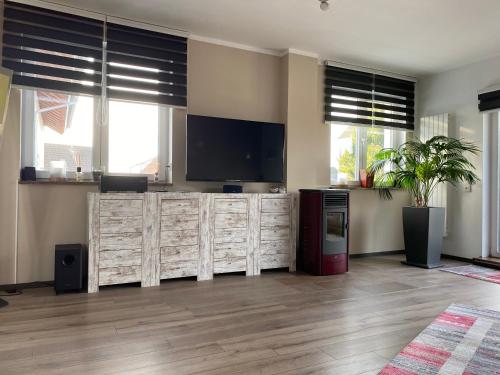 レムシャイトにあるStadtvilla Intzeplatz - Apartment Syltのリビングルーム(薄型テレビ、窓付)