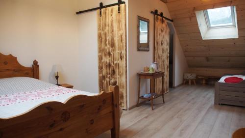 1 dormitorio con 1 cama y suelo de madera en Chambres d'hôtes Olachat proche Annecy, en Faverges
