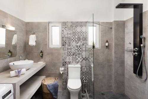 Phòng tắm tại Premium Homes by Athens Stay