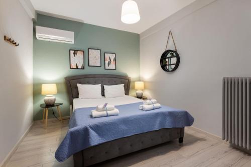 雅典的住宿－Premium Homes by Athens Stay，一间卧室配有一张床,上面有两条毛巾