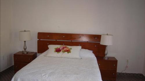 a bedroom with a bed with flowers on it at Hacienda San Jose Poniente Blue House in Hoctún