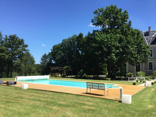 בריכת השחייה שנמצאת ב-Château des Essards avec piscine et jacuzzi או באזור