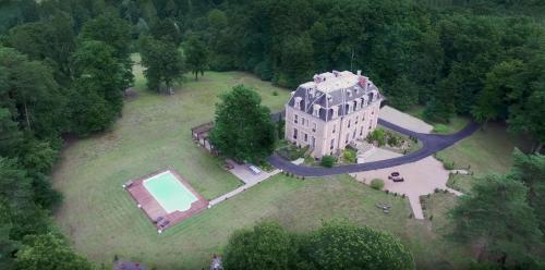 - une vue aérienne sur un grand bâtiment avec une piscine dans l'établissement Château des Essards avec piscine et jacuzzi, à Langeais