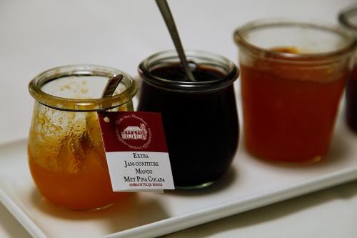 a plate with two jars of jam and a plate of sauce at B&B AubergInn in Tessenderlo