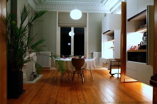 a living room with a table and a dining room at B&B AubergInn in Tessenderlo