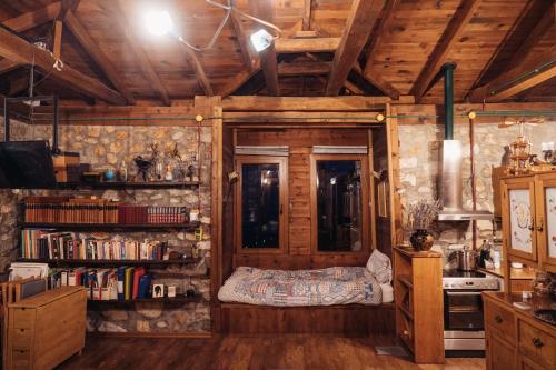 - un salon avec un canapé dans une chambre dotée de plafonds en bois dans l'établissement Kleio, à Elatochori