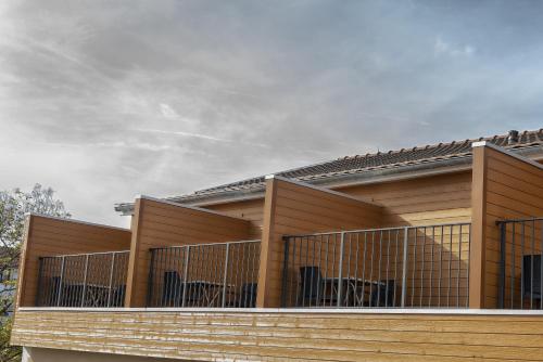 een gebouw met stoelen op een balkon bij Hôtel François 1er in Saint-Dizier