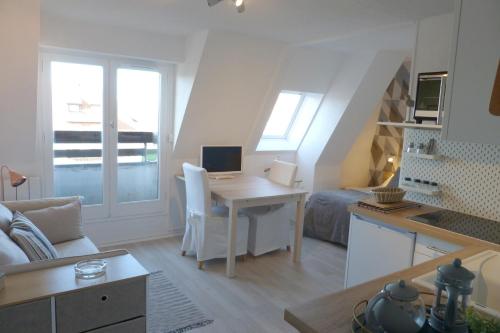 een woonkamer met een bureau en een computer. bij Studio -vue mer résidence Grand Cap in Villers-sur-Mer