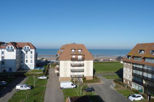 ariaal uitzicht op een stad met gebouwen en de oceaan bij Studio -vue mer résidence Grand Cap in Villers-sur-Mer