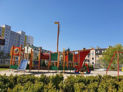 um parque com um parque infantil com escorrega e baloiços em Apartament MajGraj sąsiedztwo Parku Zdrojowego em Świnoujście