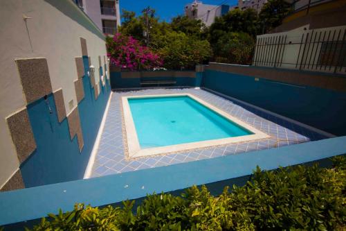 una piscina al lado de un edificio en Apartamentos Centro IN Rodadero - By Bedviajes, en Santa Marta
