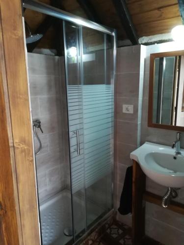 a bathroom with a shower and a sink at I MITI ViviendaVacacional in Chio
