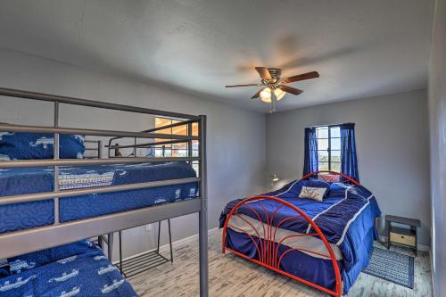 1 dormitorio con 2 literas y ventilador de techo en Secluded Marana Home with Viewing Decks and Privacy!, en Marana